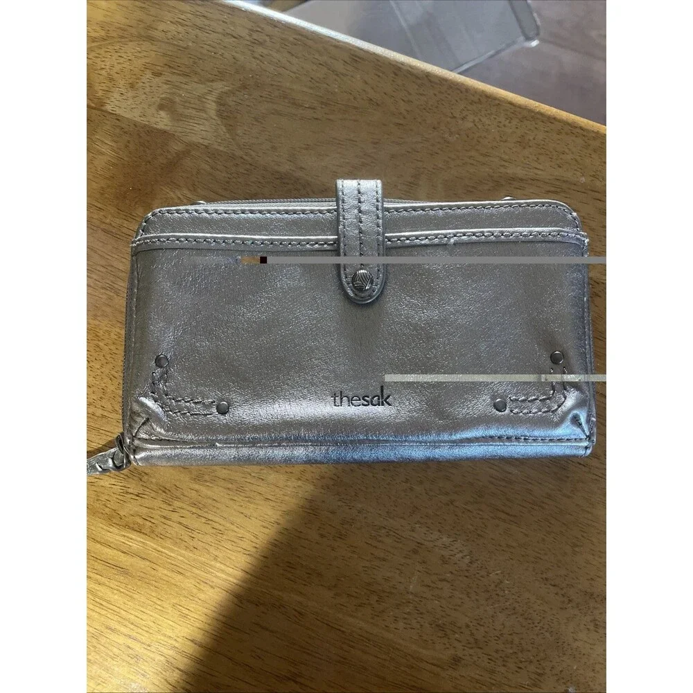 THE SAK Iris Smartphone Convertible Crossbody Wallet Purse Metalic Silver Flaw